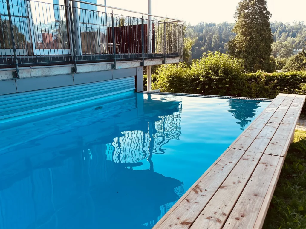 Pool-Umrandung